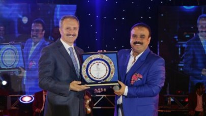 Bülent Serttaş’tan eğlenceli performans