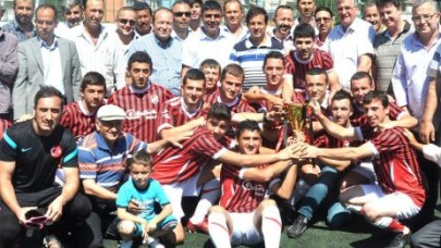 İZZETTİNSPOR KUPAYLA COŞTU