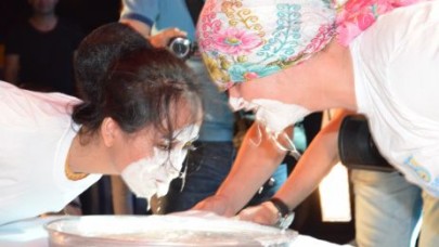 Yoğurt yeme yarışmasında renkli görüntüler