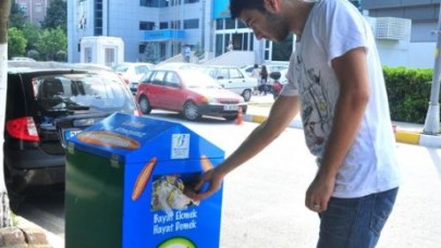 Bayat ekmekler hayvanları besliyor