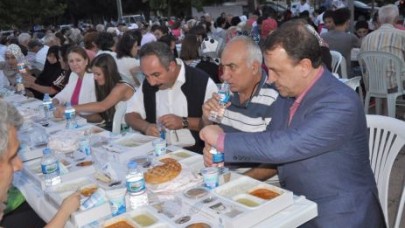 Çanta meydanında halk sofraları kuruldu