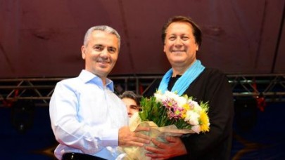 Beylikdüzü’nde Ahmet Özhan Rüzgarı