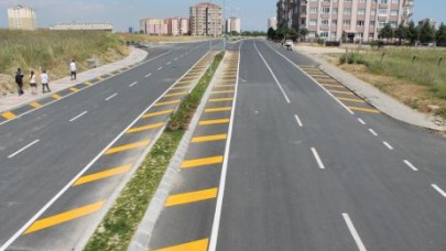 ASFALT KAPLAMA İLE YOLLAR YENİLENİYOR