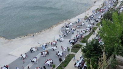Mimarsinan sahilinde iftar