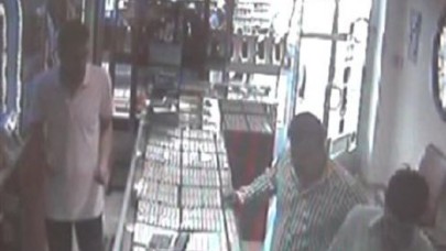 Kuyumcudan bileklik çaldılar