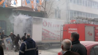 Nakliye kamyonunda çıkan yangın paniğe yol açtı!