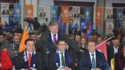 Aday tanıtım toplantısında eller zafer için havaya kalktı