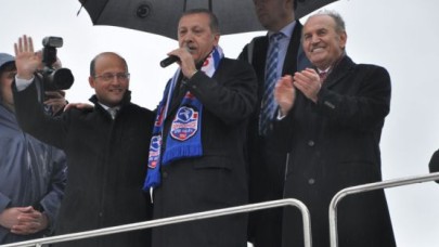 AKGÜN'E YÜKLENDİ, BABAYİĞİT'İ ÖVDÜ!