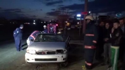 Kazada İkiye Ayrılan Otomobilden Sağ Çıktılar