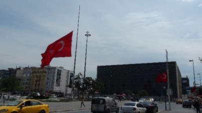 Bayraklar Yarıya İndirildi