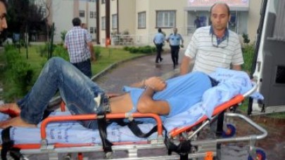 Bayrak indirmeye çalışan kişiyi polis vurdu