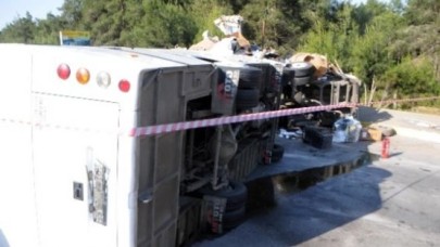 Avcılar'da Pamuk Yüklü Tır, Park Halindeki Tıra Çarptı: 5 Yaralı