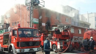 Avcılarda boş bir arazide bulunan tahta palet deposunda yangın çıktı.