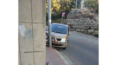 KONTROLDEN ÇIKAN ARAÇ ELEKTRİK DİREĞİNE ÇARPTI