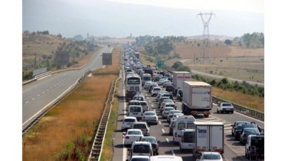 Tatilciler TEM'de 12 kilometrelik kuyruk oluşturdu