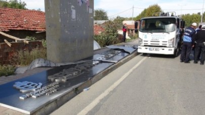 Vinç Yaya Üst Geçidine Çarptı