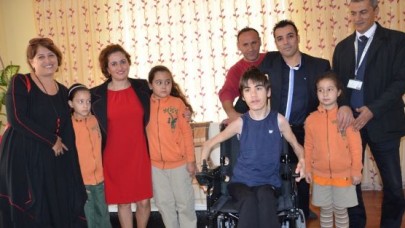 Alperen’in sandalye sevinci