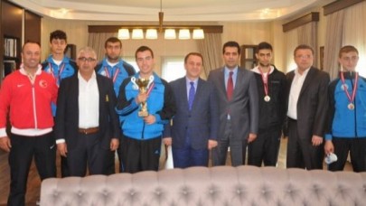 Işıklar özel sporcuları kutladı