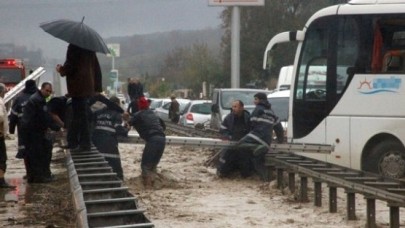 Sel yüzünden D100 karayolu trafiğe kapandı