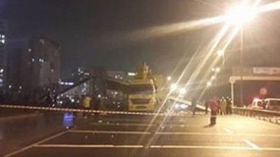 Kamyon üst geçide çarptı!