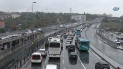 Sağanak Yağış, Kazalara ve Trafik Yoğunluğuna Neden Oldu