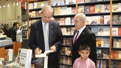 Başbuğ Paşa,Akgün için imzaladı