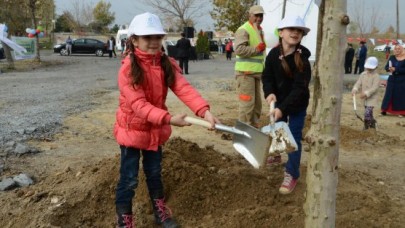 Çocuklar hem eğlendi,hem ağaç dikti