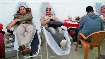 Kızılay'cılar, kan topluyorlar