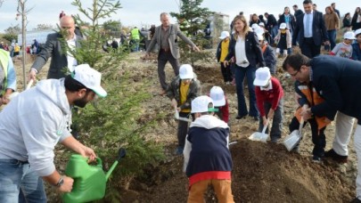 4 BİN ÇOCUKLA 4 BİN AĞAÇ DİKİLİYOR