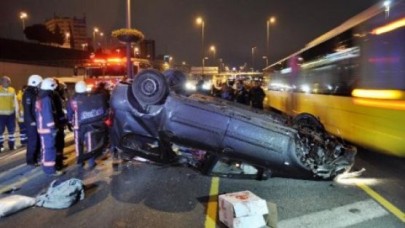 D-100'de çarpışıp metrobüs yoluna girdiler