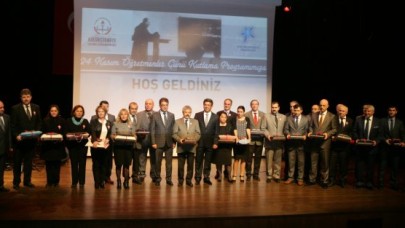 Öğretmenler,  sesleri ve icralarıyla büyüledi