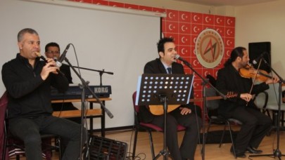 ÖĞRENCİLER TÜRKÜLERLE COŞTU