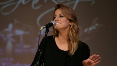 DİLEK TÜRKAN, SESİYLE KULAKLARIN PASINI SİLDİ