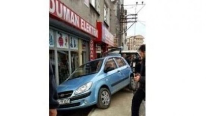 Kontrolden Çıkan Araç İşyerine Daldı