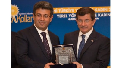 Başbakan Davutoğlu'ndan, Başkan Karadeniz’e ödül