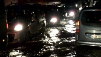 Kanalizasyon Borusu Patladı, Yol Nehre Döndü