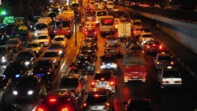 İstanbul Trafiği Hem Cepten Hem Hayattan Çalıyor