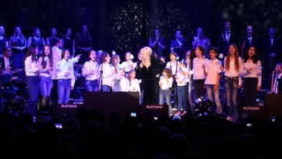 Çocuk Korosu Emel Sayın'la sahne aldı