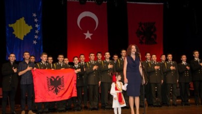 Arnavutlar milli bayramını  Küçükçekmece'de kutladı