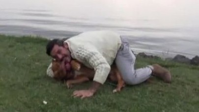 Tehlikeli Olmadığını Göstermek İçin Köpeğini Isırdı