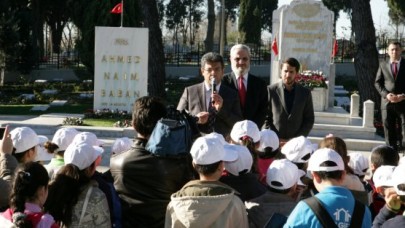 MEHMET AKİF ERSOY MEZARI BAŞINDA ANILDI