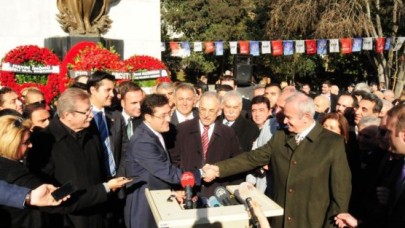 HAZİNEDAR VE İNÖNÜ EL SIKIŞTI