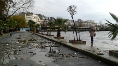 Dev Dalgalar, Denize Atılan Çöpleri Geri Verdi!