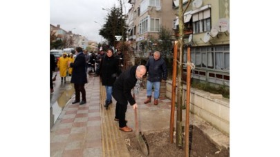 2014’de öldürülen masumların anısına ağacı dikti