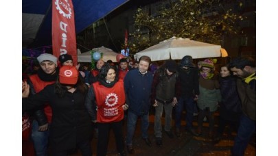 Yeni yıla işçilerle halay çekerek merhaba dedi