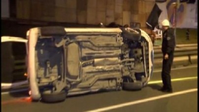 D-100'de iki araç takla attı