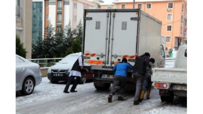 İstanbul'da kar sabaha kadar etkili oldu
