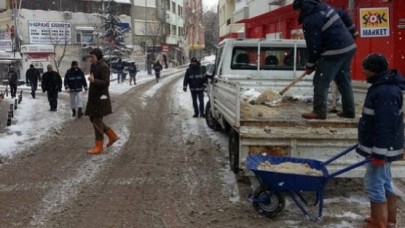Çatalca’da kar küreme çalışmaları sürüyor