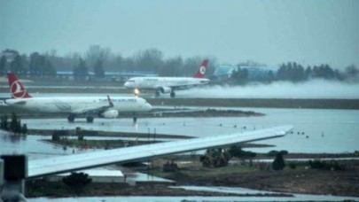 Şiddetli yağmur hava ulaşımını da vurdu