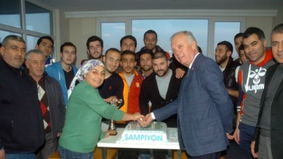 Şampiyonluk pastasını coşkuyla kestiler